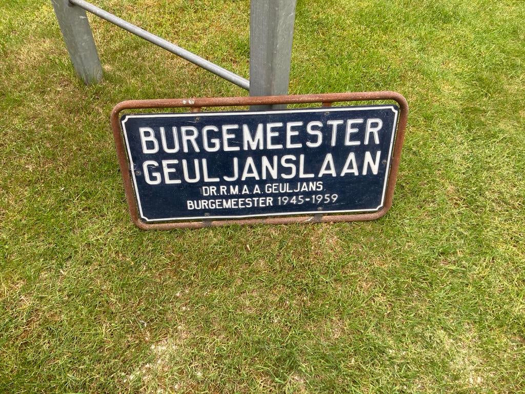 Straatnaambord burgemeester geuljanslaan Roermond, Ophalen