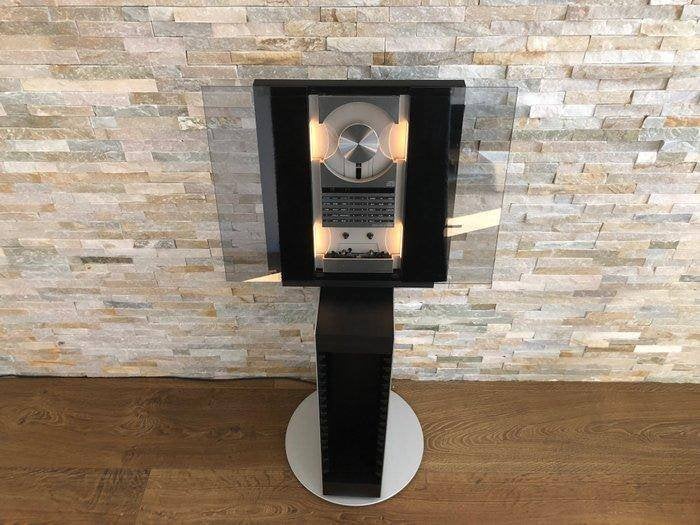 Bang & Olufsen - Beosound Ouverture op een CD-kast. H
