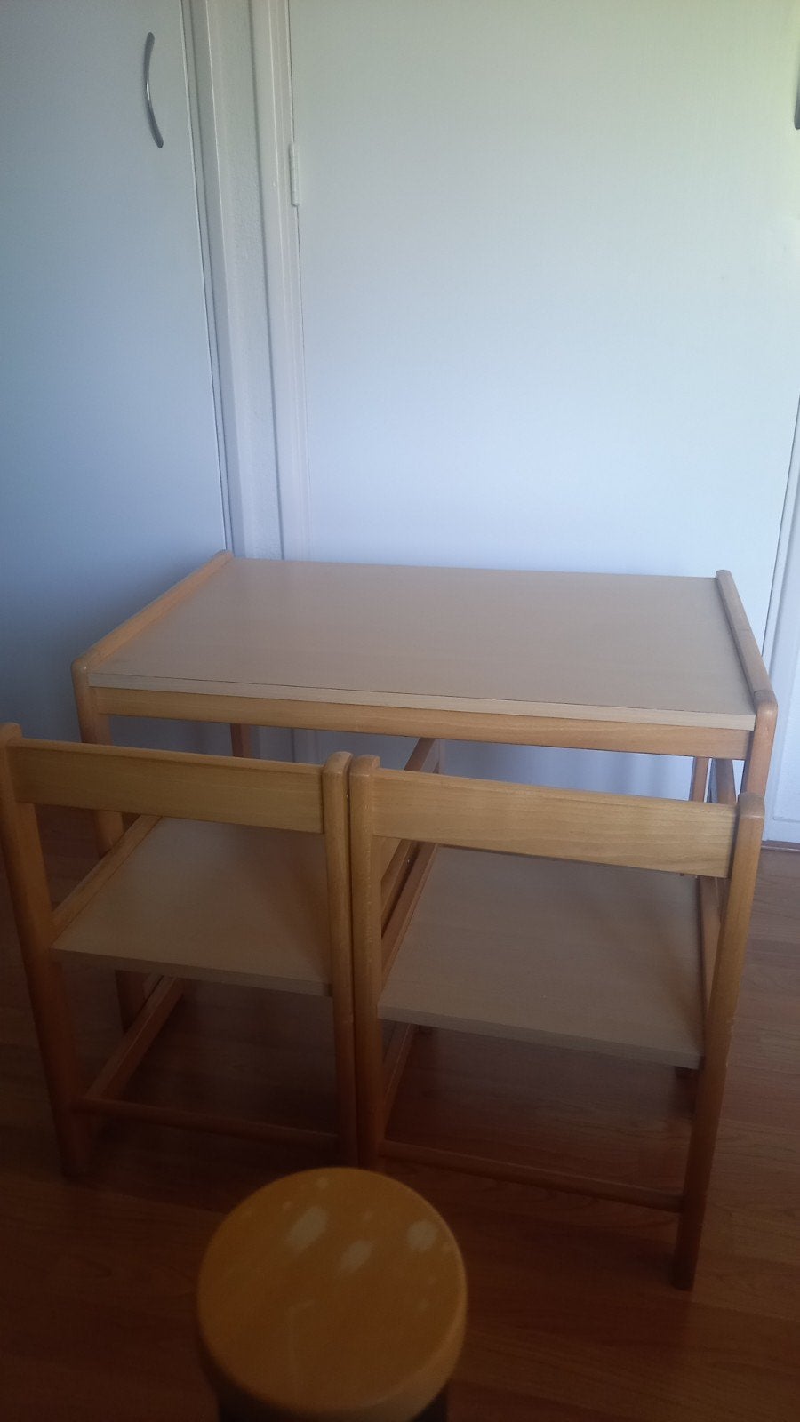 Houten kleutertafel met 2 bijpassende stoeltjes, kleur beige, Ophalen, Gebruikt, Tafel(s) en Stoel(en)