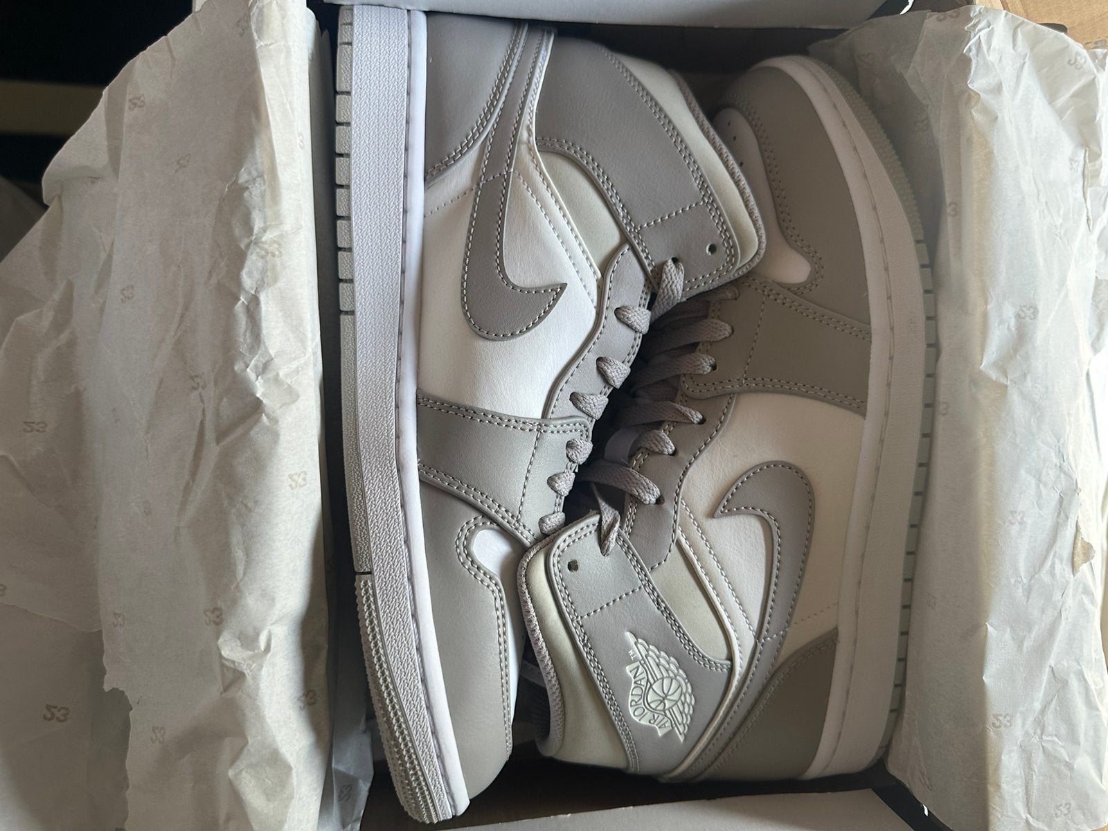 Nike Air Jordan 1 Mid College Grey/Light Bone White – 42,5, Ophalen of Verzenden, Nieuw, Wit