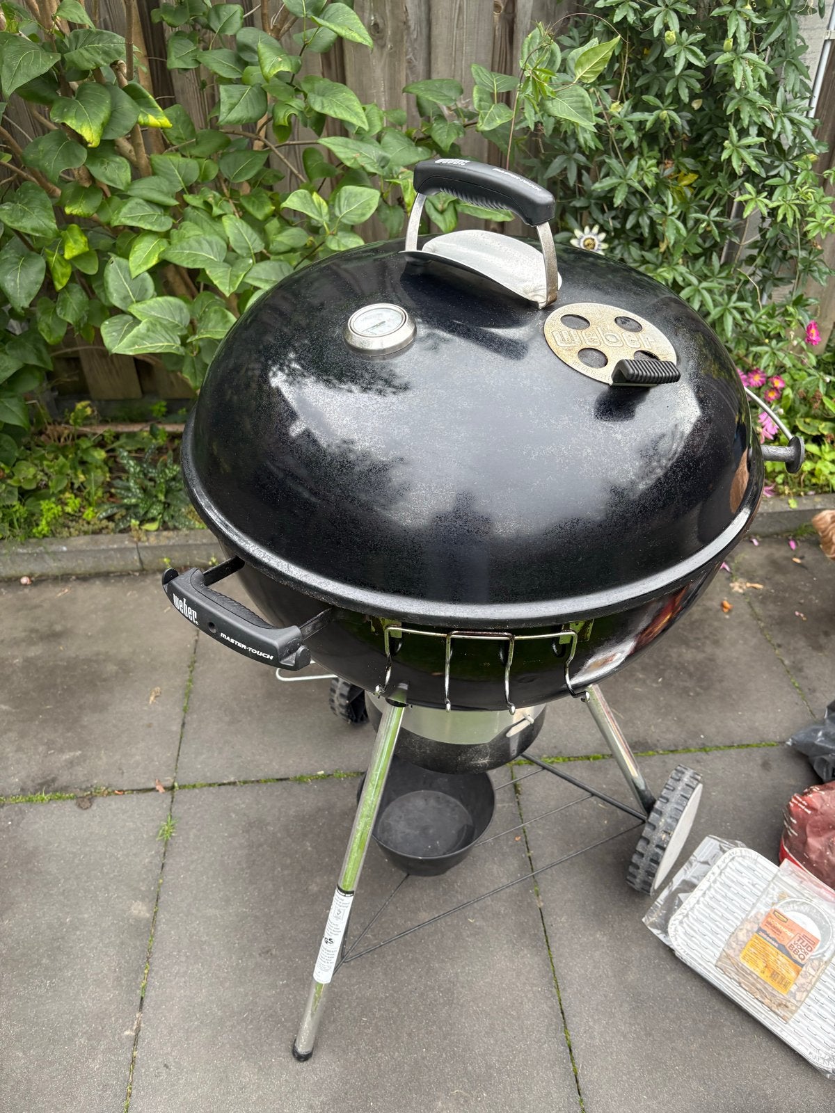 Weber Master-Touch 57 cm BBQ met quick starter en acc., Ophalen, Gebruikt