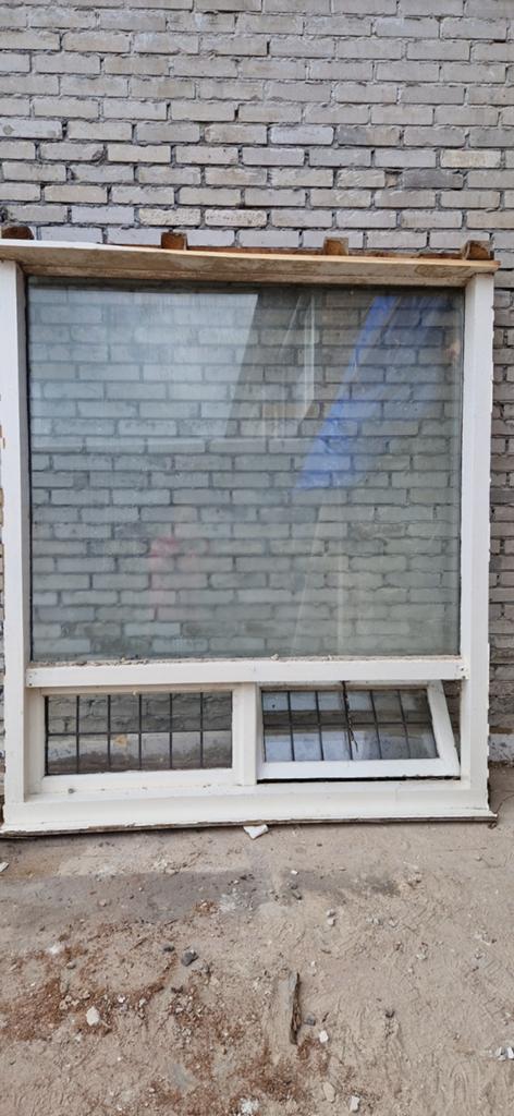 Kozijn met glas in lood bovenramen - vocht in groot raam, Doe-het-zelf en Verbouw, Glas en Ramen, Ophalen, Gebruikt, Gevelraam of Ruit