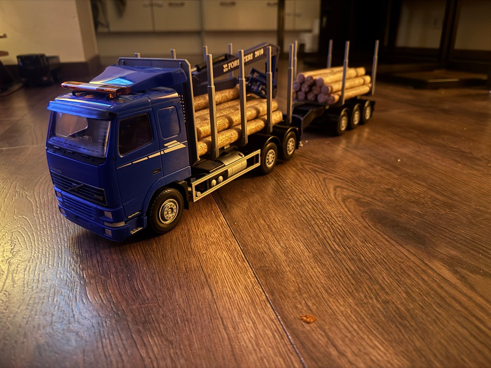 Emek Volvo FH12 Houttransport vrachtwagen, Overige merken, Groter dan 1:32, Ophalen of Verzenden, Zo goed als nieuw