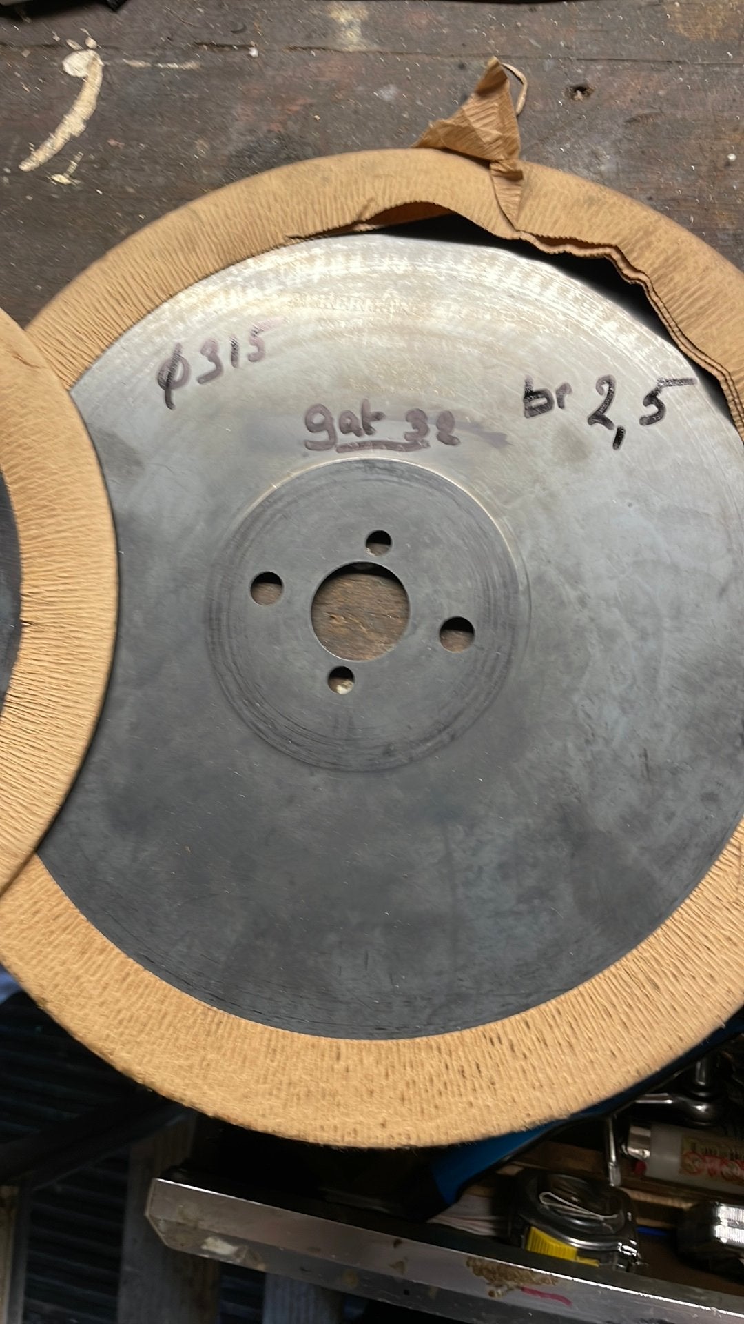 2 stuks metaal zagen met gat dia 32 scherp geslepen, Ophalen of Verzenden, 1200 watt of meer, Afkortzaag, 70 mm of meer