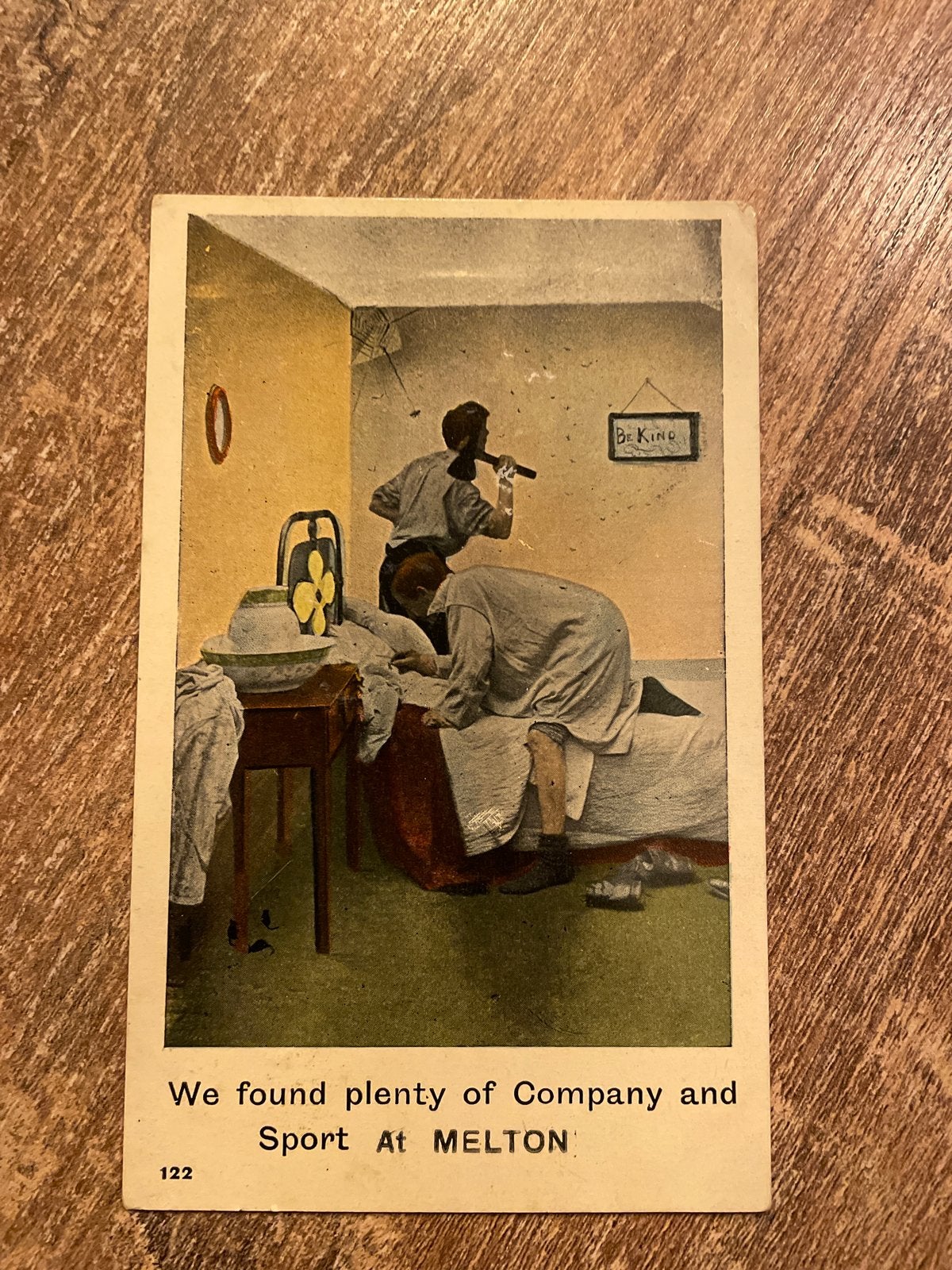 Vintage Ansichtkaart: Humoristische Scène in Slaapkamer, Ophalen of Verzenden, Gelopen, Overige thema's