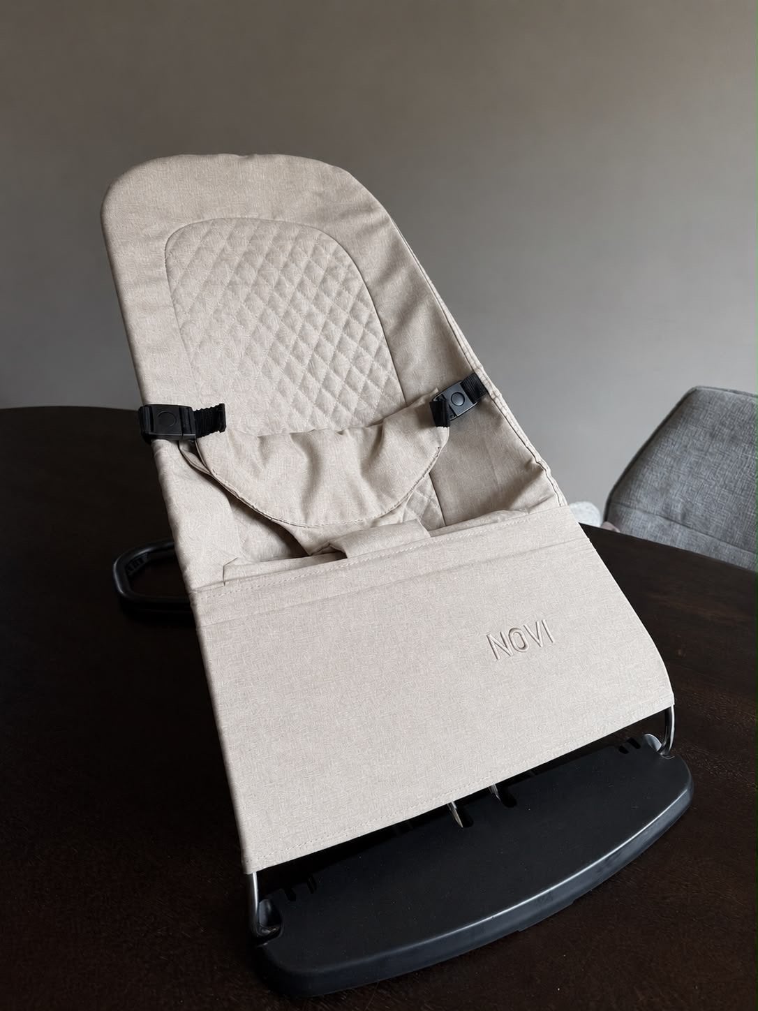 Novi Baby Lily Wipstoel Bouncer - Sand Melange, Kinderen en Baby's, Wipstoel, Ophalen, Overige merken, Met gordel(s) of riempje(s)