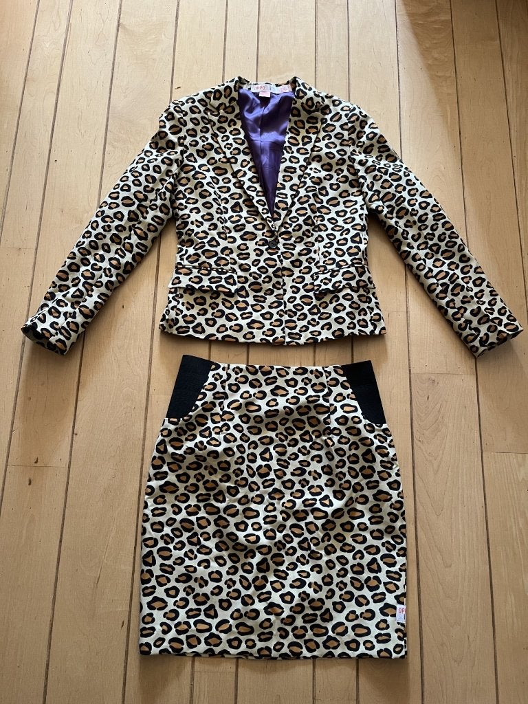 OppoSuits mantelpak maat 40 panterprint valt klein carnaval, Kleding | Dames, Maat 38/40 (M), Carnaval, Verzenden, Zo goed als nieuw