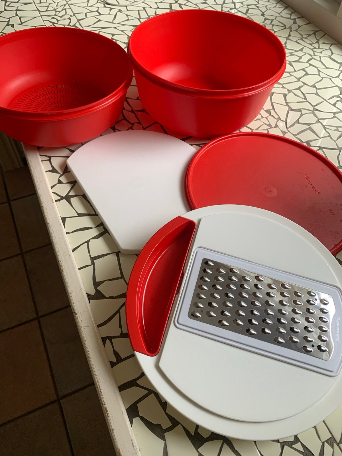 Tupperware set: 2 kommen, 2 deksels, rasp en snijplank, Huis en Inrichting, Gebruikt, Ophalen of Verzenden, Met deksel, Bak of Kom