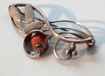 Zilveren broche bloemtakje met koraal (6590-2032), Ophalen, Zo goed als nieuw, Zilver, Zilver
