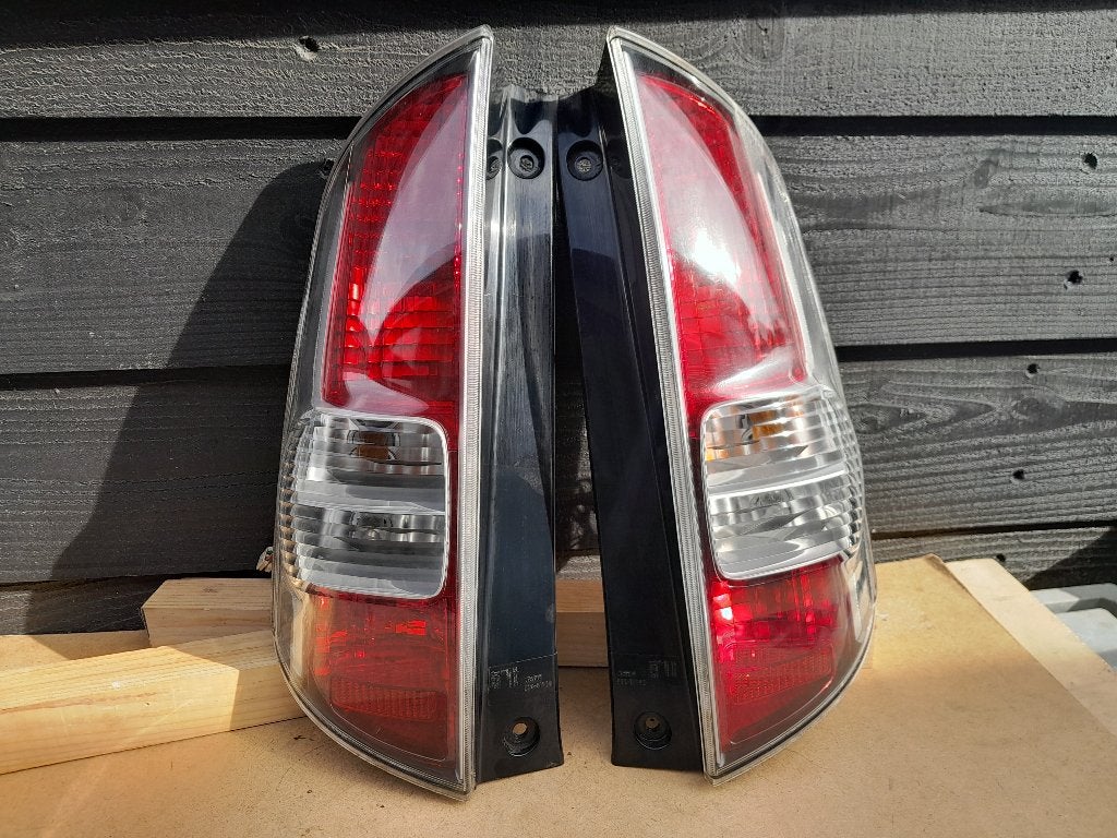 ACHTERLICHT Links & Rechts - DAIHATSU SIRION - €18,- p.st., Auto-onderdelen, Verzenden, Gebruikt, Daihatsu