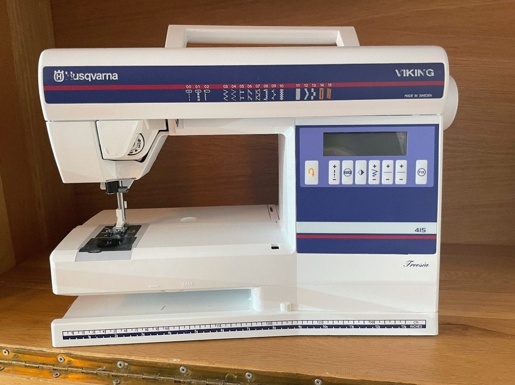 Husqvarna Viking Freesia 415 + toebehoren, Hobby en Vrije tijd, Ophalen, Gebruikt, Naaimachine, Husqvarna