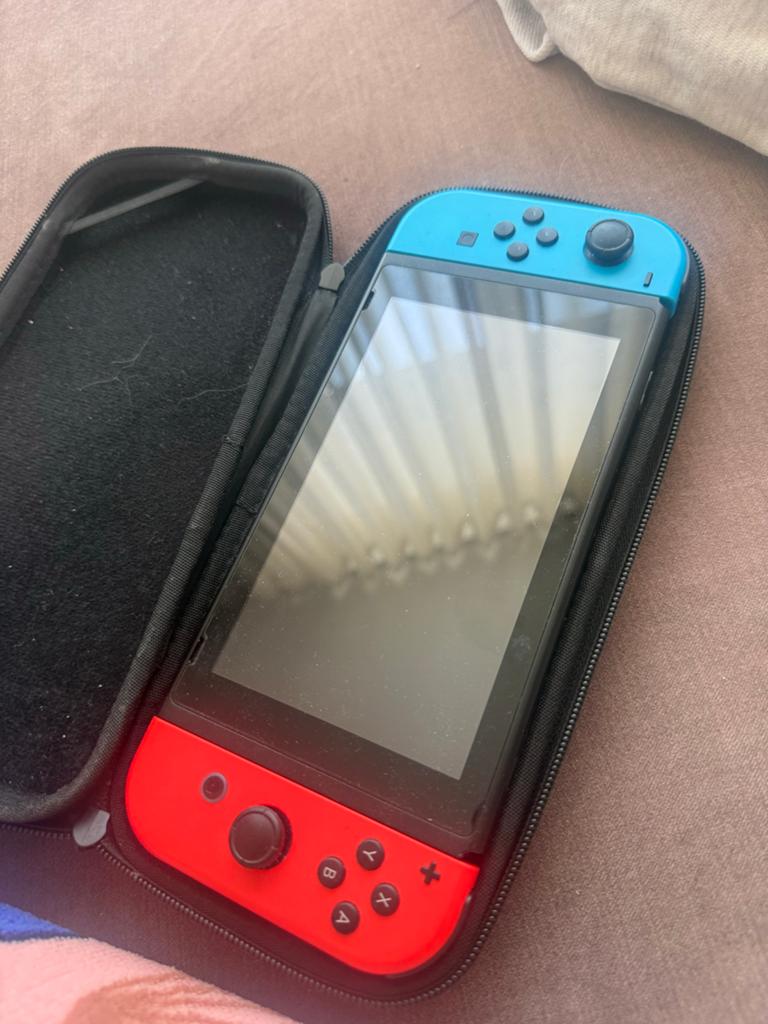 Nintendo Switch (Rood/Blauw) - Zo goed als nieuw, Spelcomputers en Games, Spelcomputers | Nintendo Switch, Ophalen of Verzenden