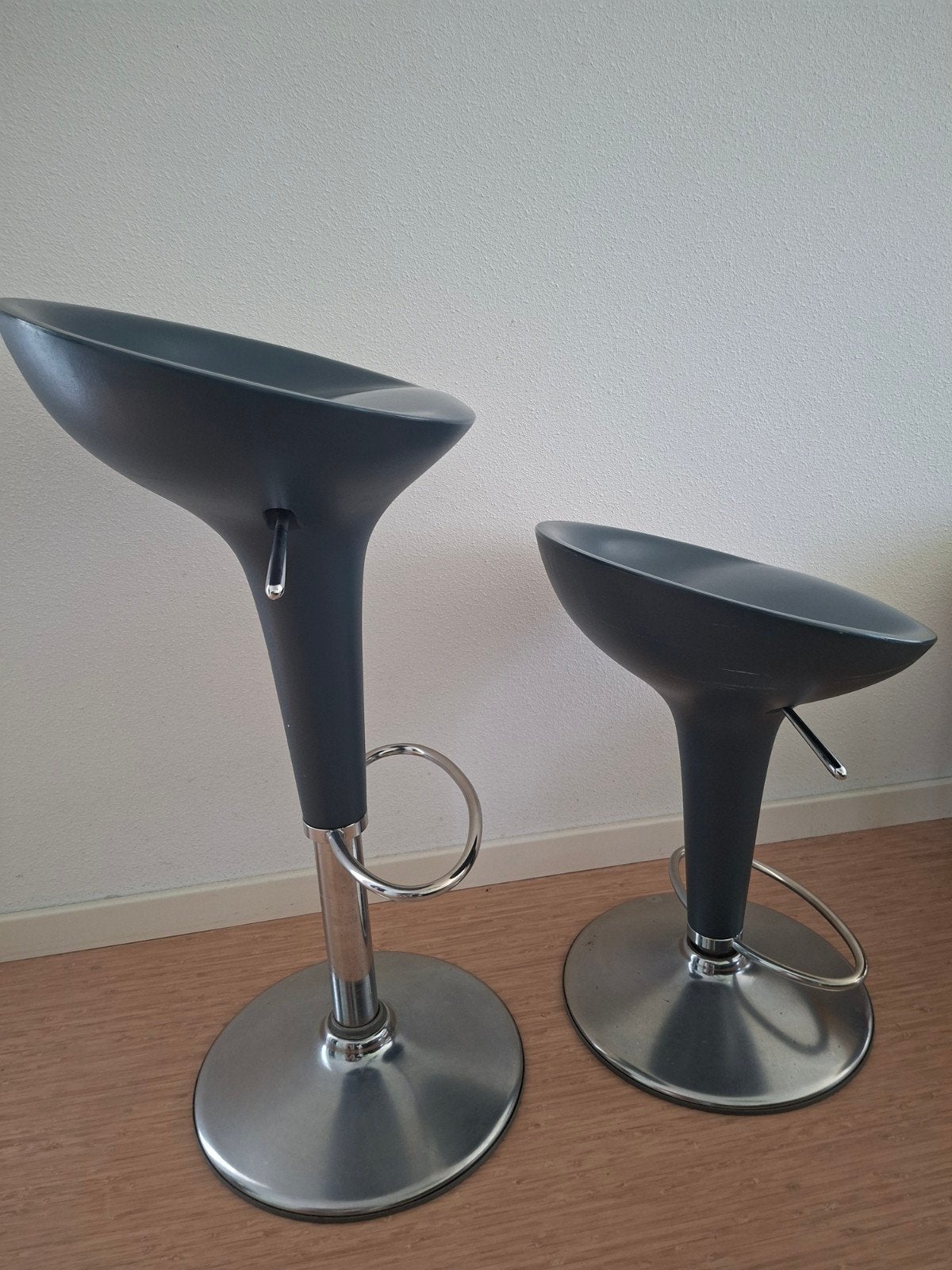 2 blauwe barkrukken (Magis Bombo), Ophalen, In hoogte verstelbaar, Gebruikt, Staal