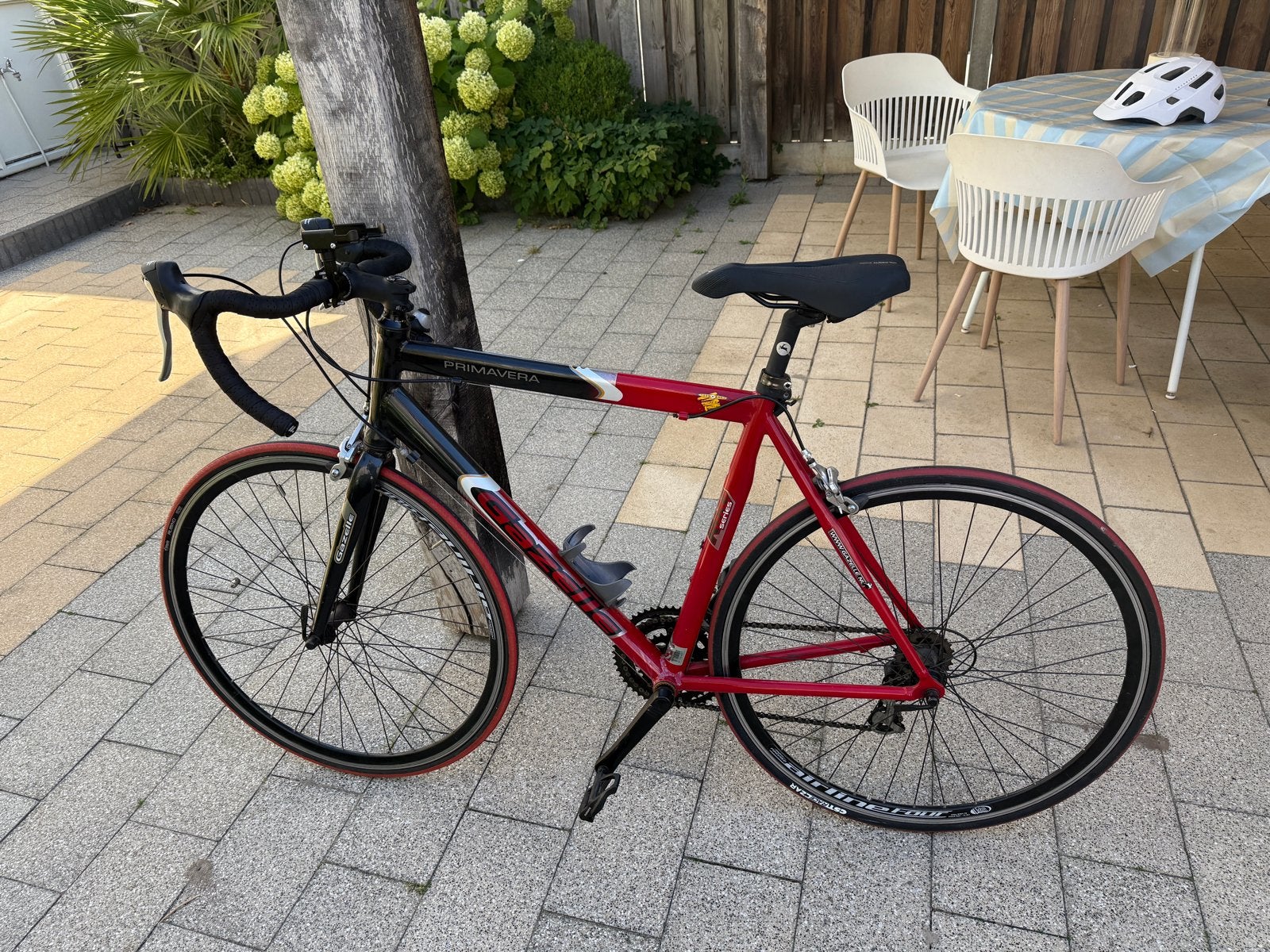 Racefiets incl. helm maat L - Nieuwe stuurlint, 28 inch, Gebruikt, Aluminium, 15 tot 20 versnellingen