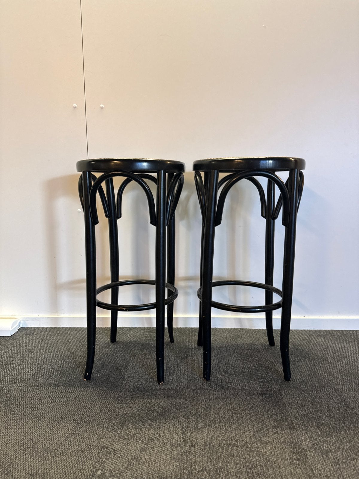 Set van 2 Thonet stijl barkrukken met rieten zitting, Huis en Inrichting, Barkrukken, Ophalen, Gebruikt, 90 cm of meer, Hout