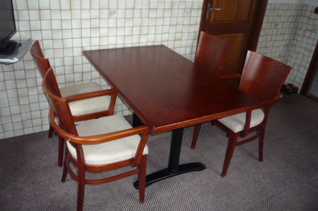 Degelijke kersen eethoek, horeca eethoek 4 stoelen de Arend, Ophalen, Gebruikt, 100 tot 150 cm, 50 tot 100 cm