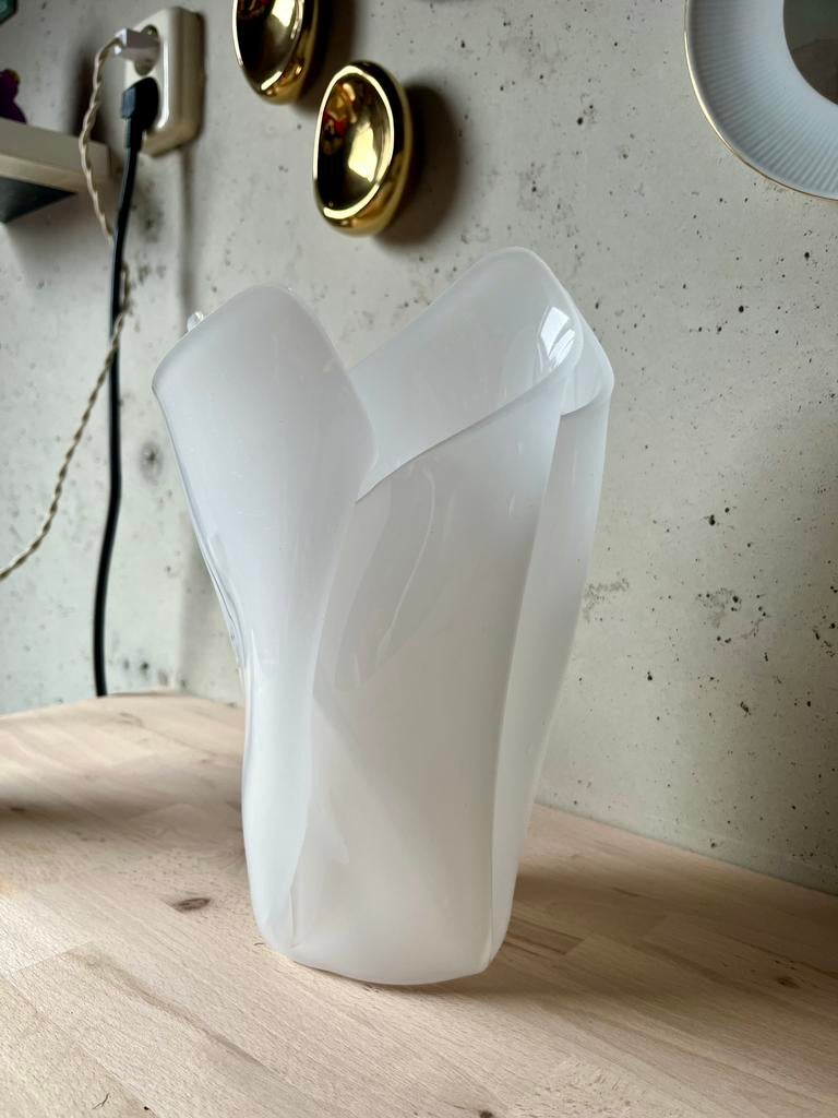 Fantastische vintage ‘zakdoek’ vaas plexiglas, Ophalen of Verzenden