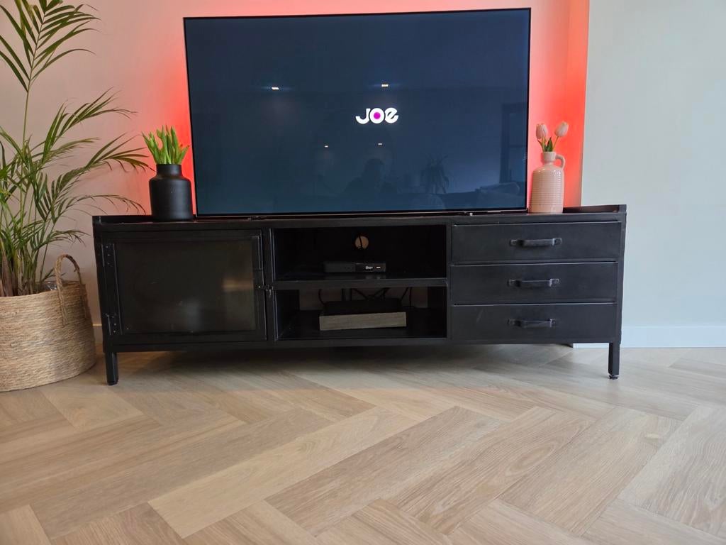 Fique zwart metalen tv-meubel met lades en glazen deur, Huis en Inrichting, Kasten | Televisiemeubels, Ophalen, 150 tot 200 cm
