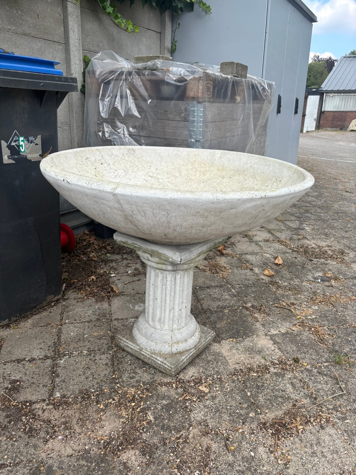 Betonnen vogelbad/bloembak op sokkel Ø86 cm, Ophalen, Beton