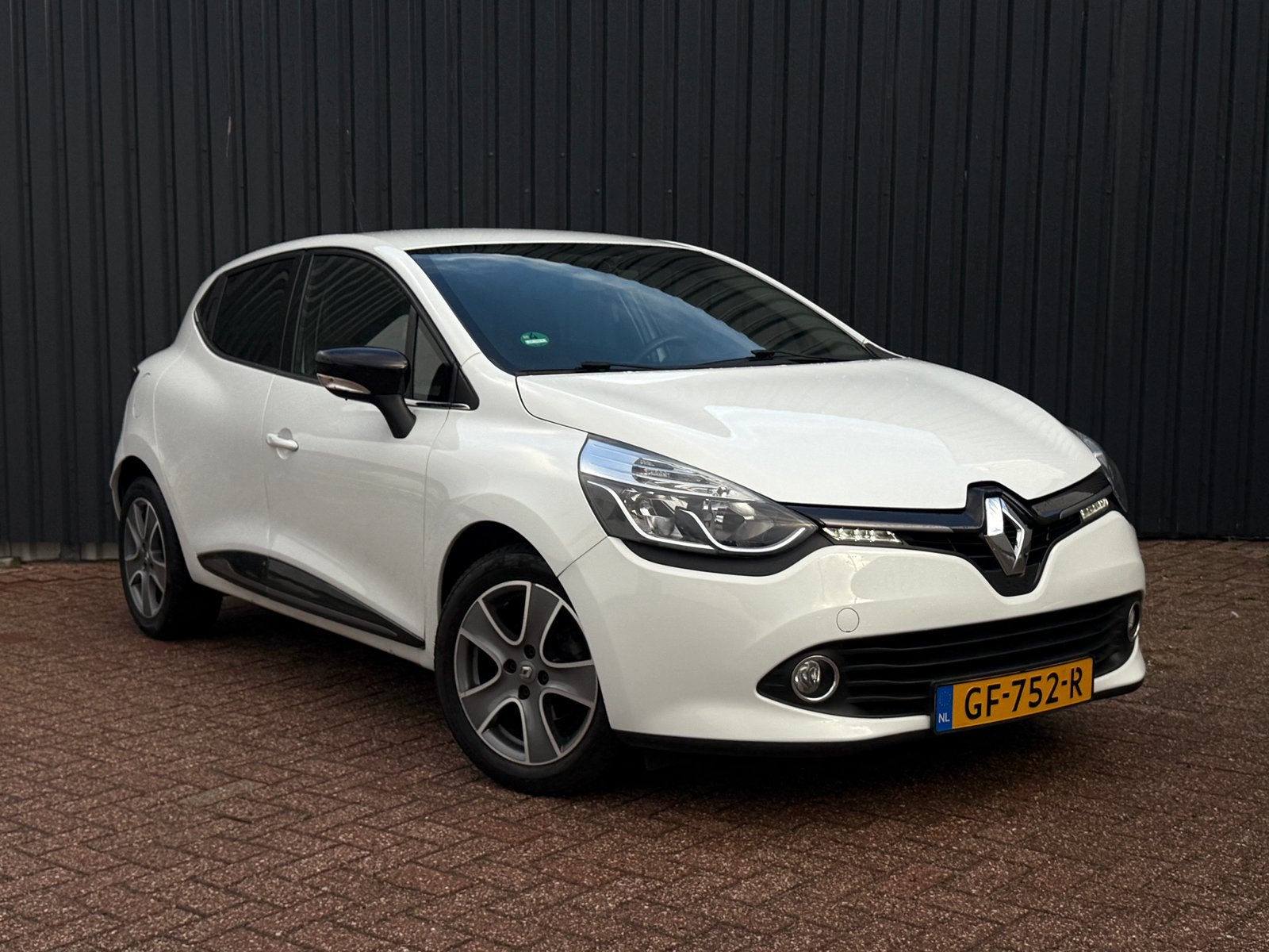 Renault Clio 0.9 TCE Night&Day | NAP | 2015 | LED, Auto's, Voorwielaandrijving, Stof, 40 €/maand, Zwart
