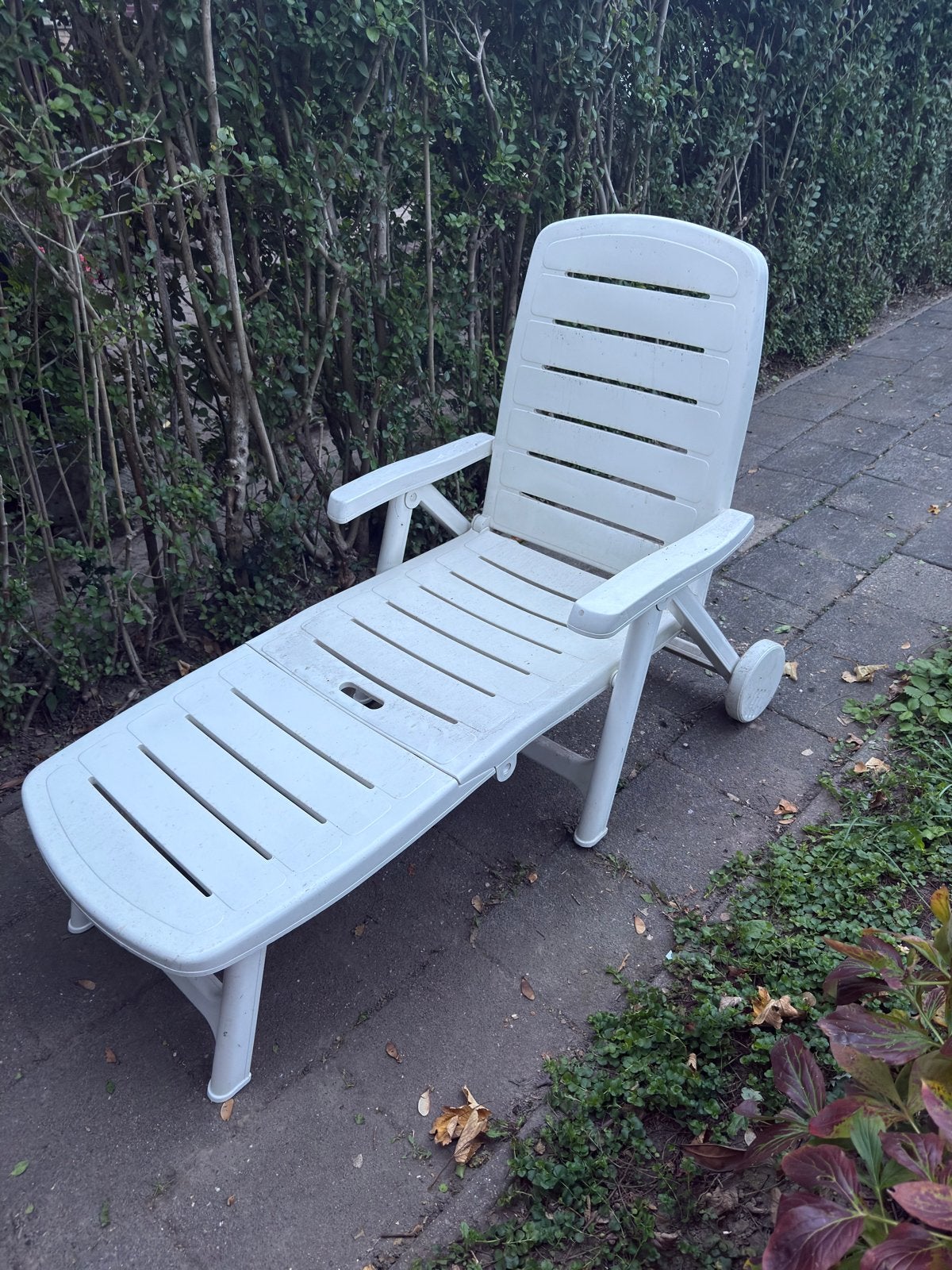2x Opvouwbaar zonnebed met wielen - Wit kunststof, Tuin en Terras, Ophalen, Gebruikt, Kunststof, Inklapbaar