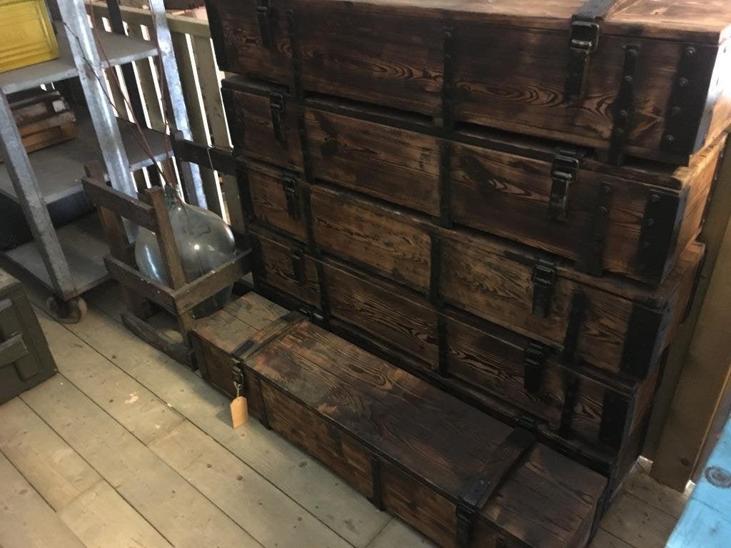 Foto 23 van Hele gave gebrande en geborstelde houten legerkisten