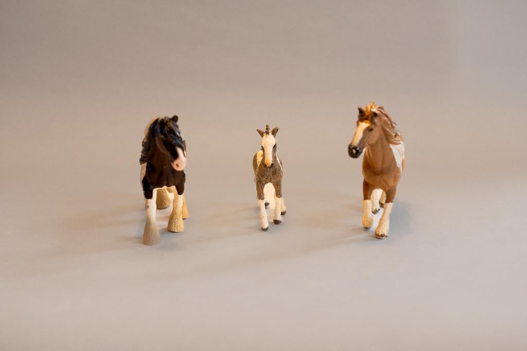 Schleich Bonte Paardenfamilie – Set van 3 (Tinker / Pinto), Ophalen of Verzenden, Zo goed als nieuw