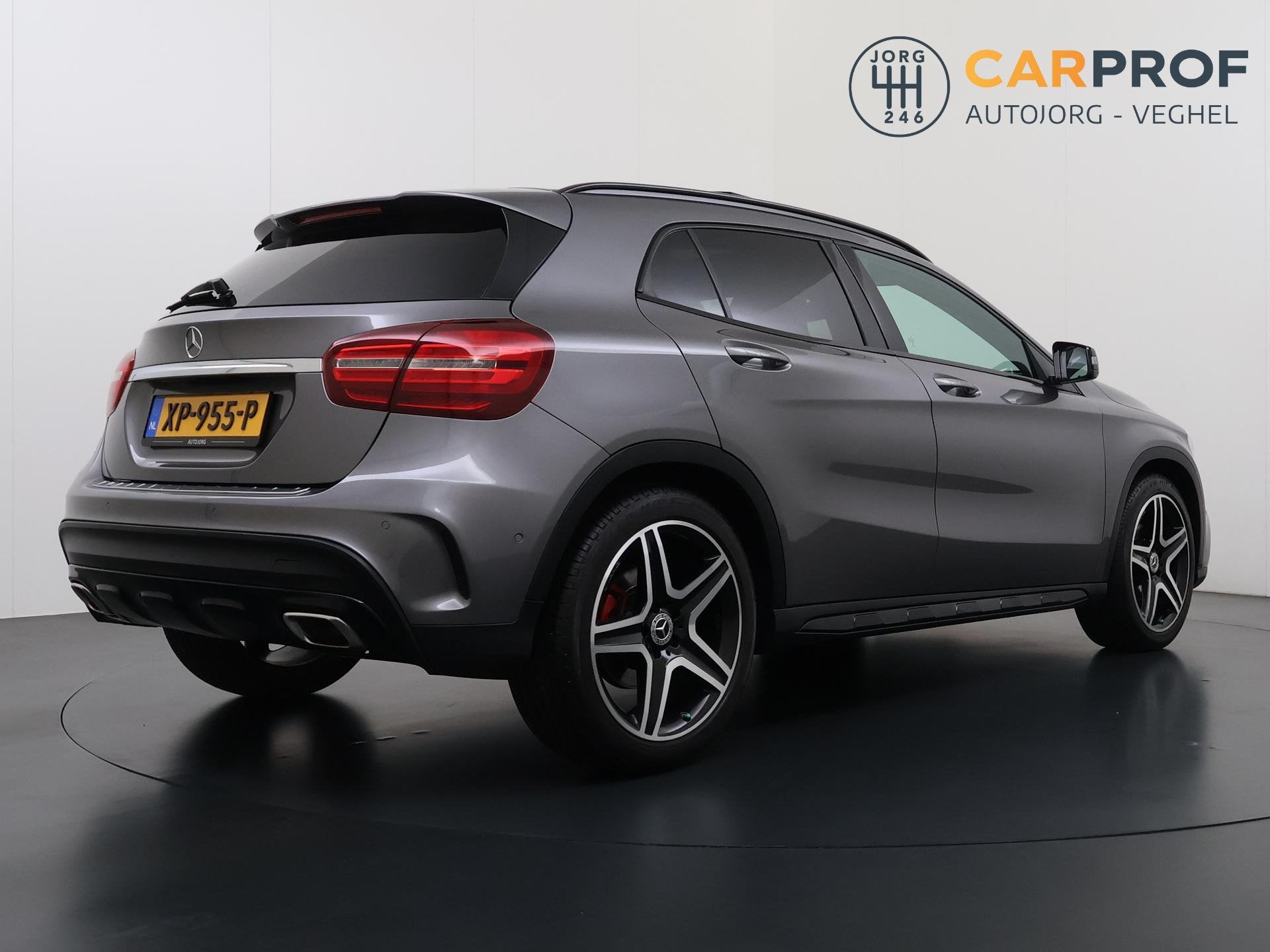 Mercedes-Benz GLA-klasse 180 Business Solution AMG Night Upg, Auto's, Mercedes-Benz, Gebruikt, 4 cilinders, 715 kg, Leder en Stof