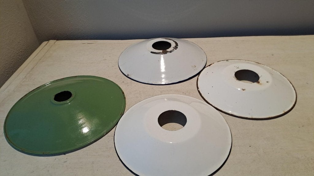 4x Oude emaille lampenkapjes, Ophalen