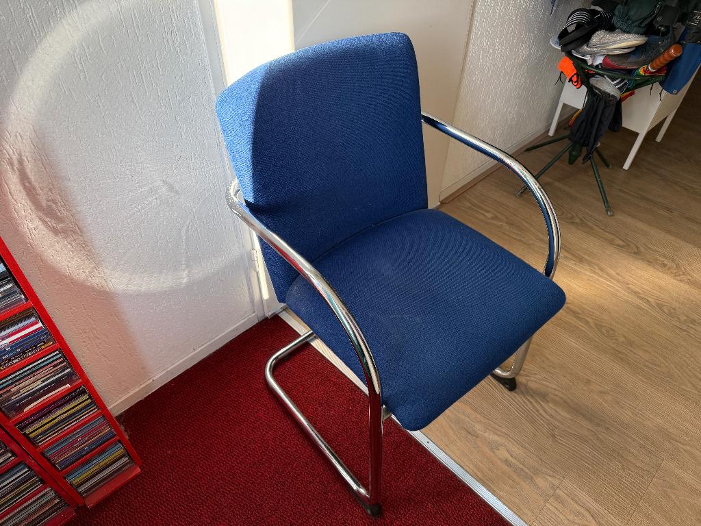 Mooie gebruikte vergaderstoel, Ophalen, Gebruikt, Blauw, Stof