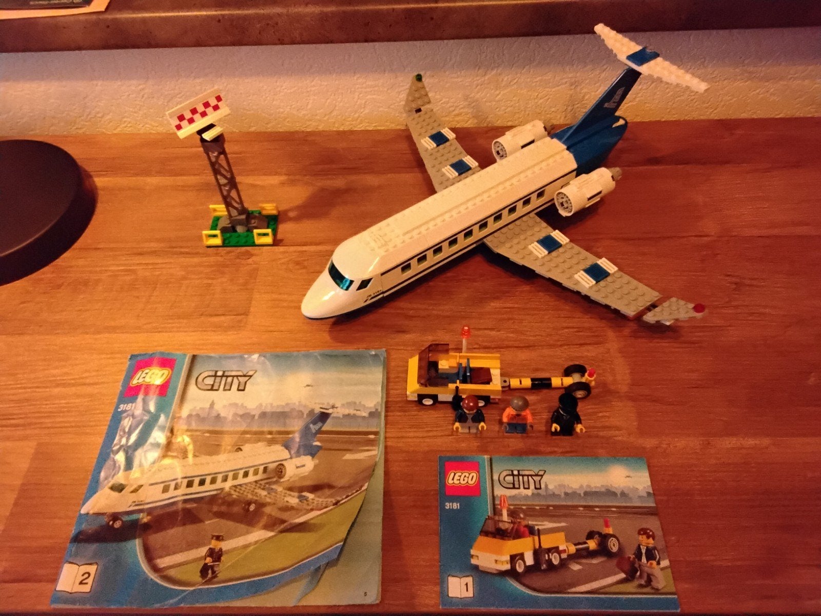 LEGO CITY Passagiersvliegtuig - 3181

compleet met boekjes z