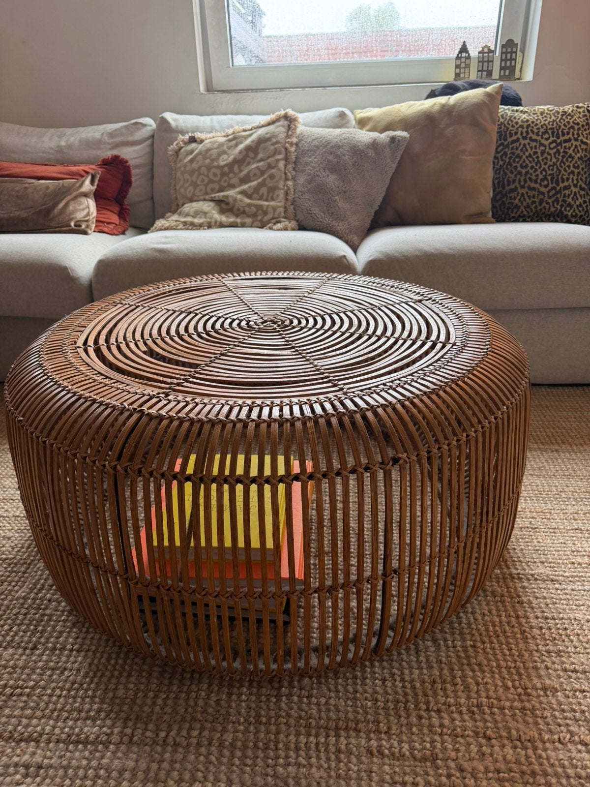 Ronde salontafel van rotan MOET WEG, Huis en Inrichting, Ophalen, Kunststof, Gebruikt, Rond