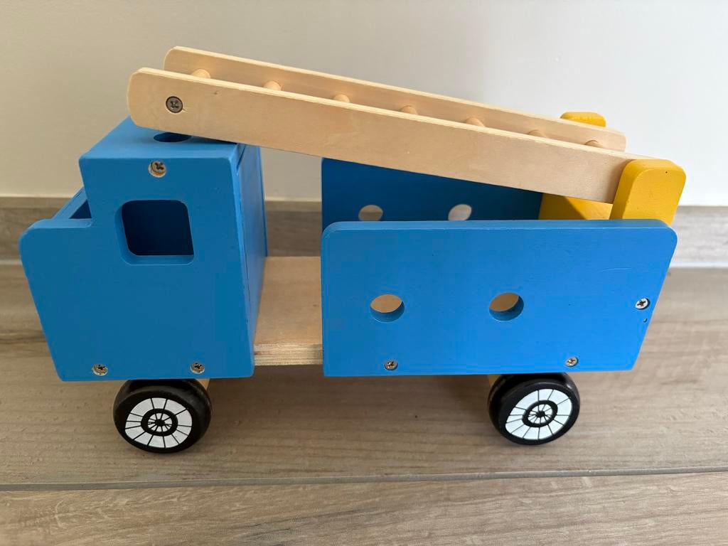 Houten brandweerwagen met klus atributen, Kinderen en Baby's, Speelgoed | Educatief en Creatief, Ophalen of Verzenden, Gebruikt
