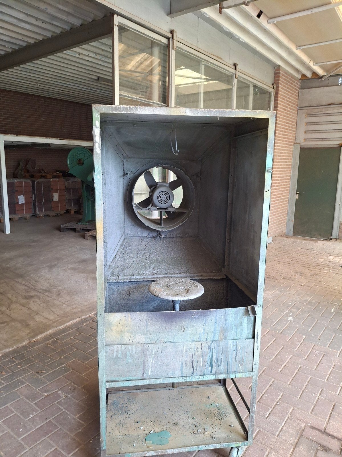 Spuitcabine op wielen met werkende ventilatiemotor, Ophalen, Gebruikt