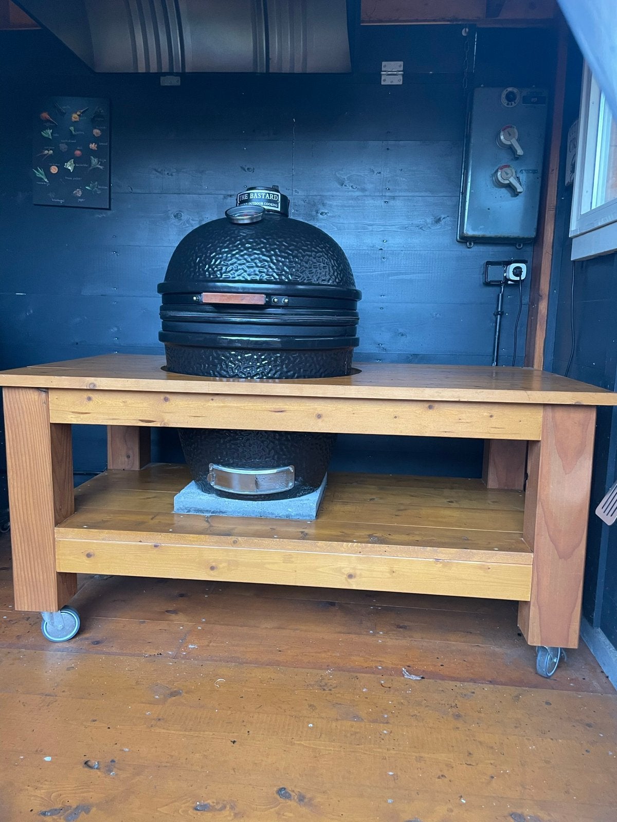 Kamado Bastard Large inclusief meubel, Ophalen, Gebruikt, The Bastard