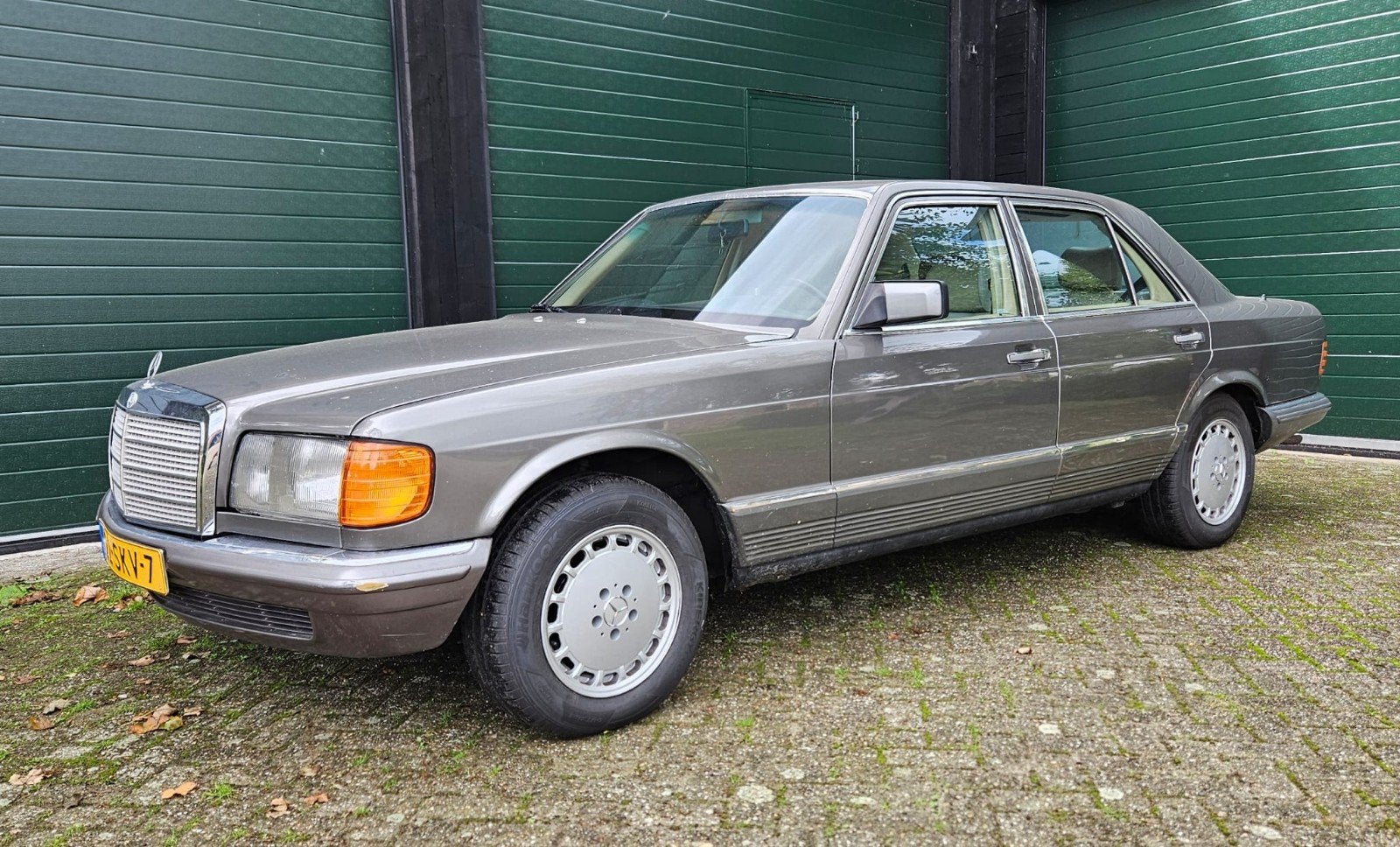 Mercedes-Benz Mercedes 1984 Grijs, Auto's, Automaat, Achterwielaandrijving, Beige, Leder