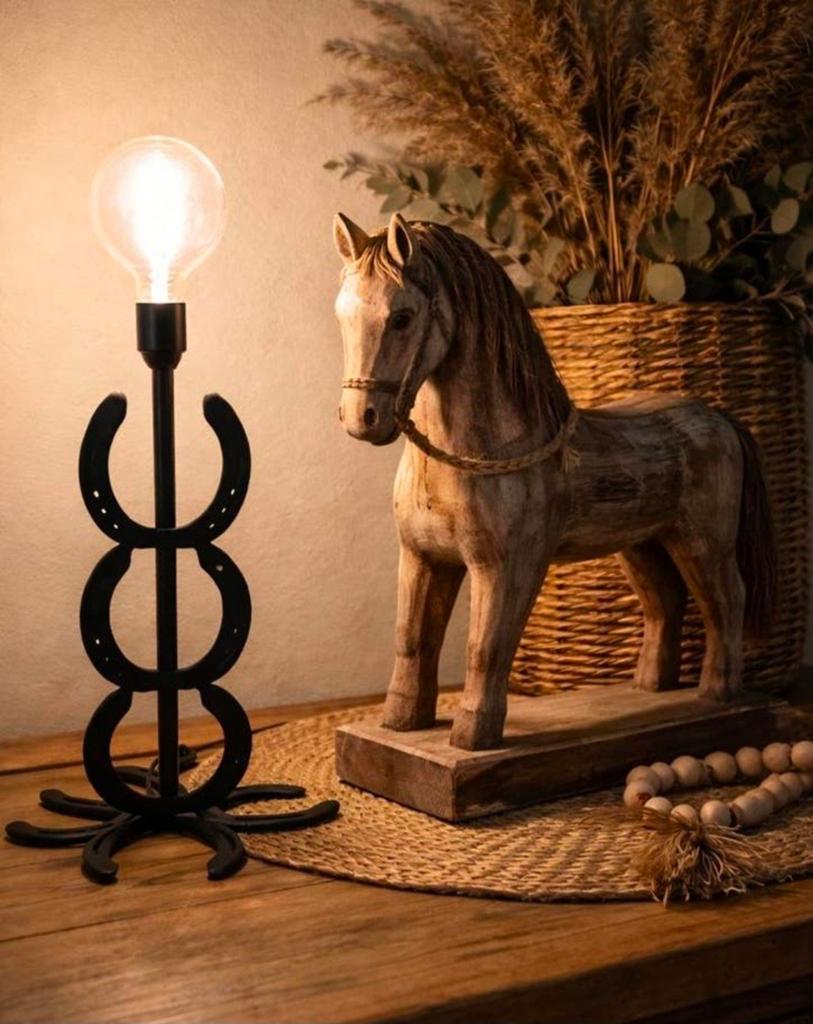 Unieke hoefijzer lamp - Handgemaakt en sfeervol, Tuin en Terras, Tuinbeelden, Ophalen of Verzenden, Zo goed als nieuw, Metaal