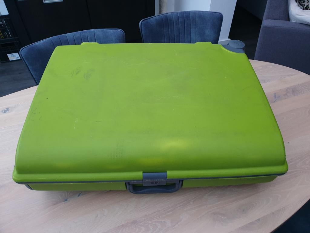 Stevige groene reiskoffer Carlton, Gebruikt, Hard kunststof, 55 cm of meer, Wieltjes