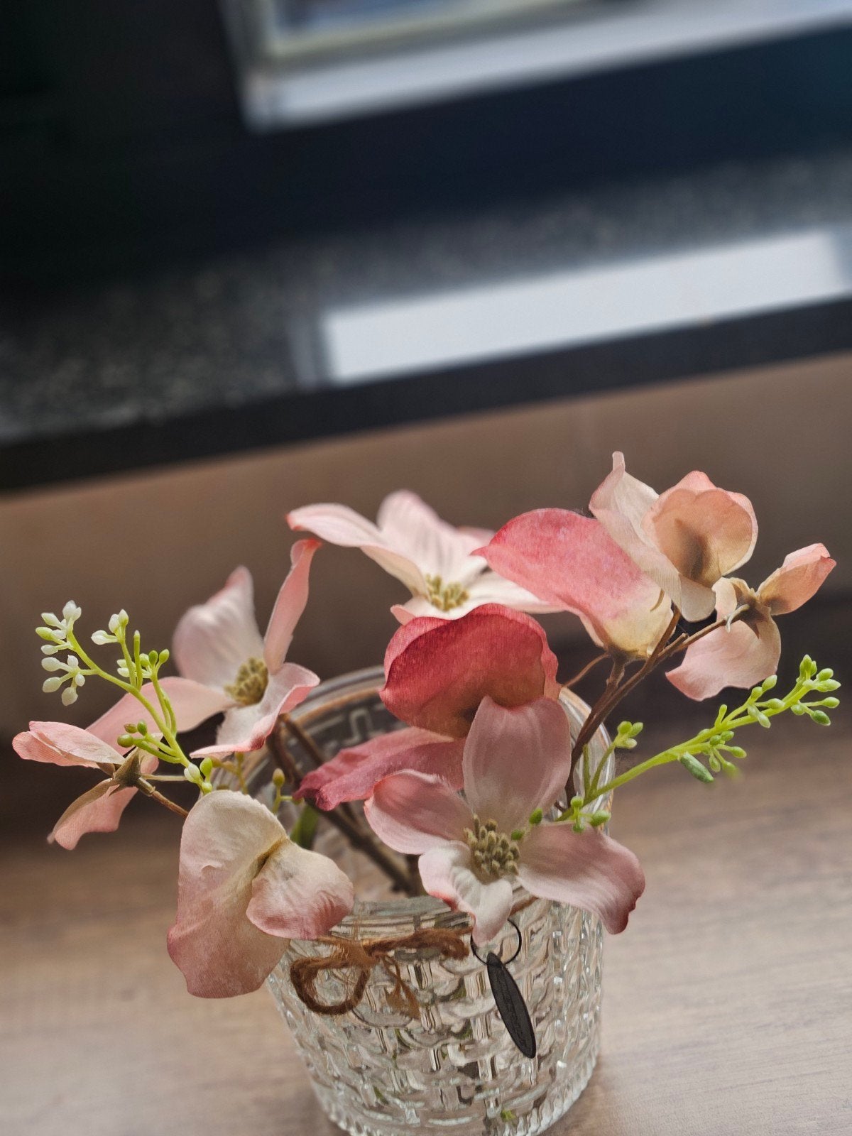 Riverdale glazen vaasje met kunstbloemen, Transparant, Ophalen of Verzenden, Glas, Met patroon/structuur
