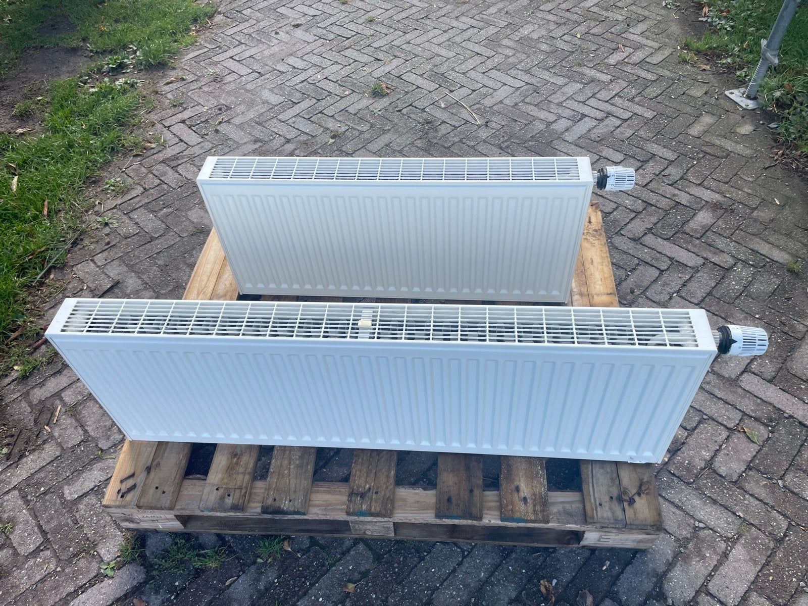 Twee gebruikte radiatoren met thermostaatkranen, Doe-het-zelf en Verbouw, Verwarming en Radiatoren, Ophalen, 30 tot 80 cm, Gebruikt