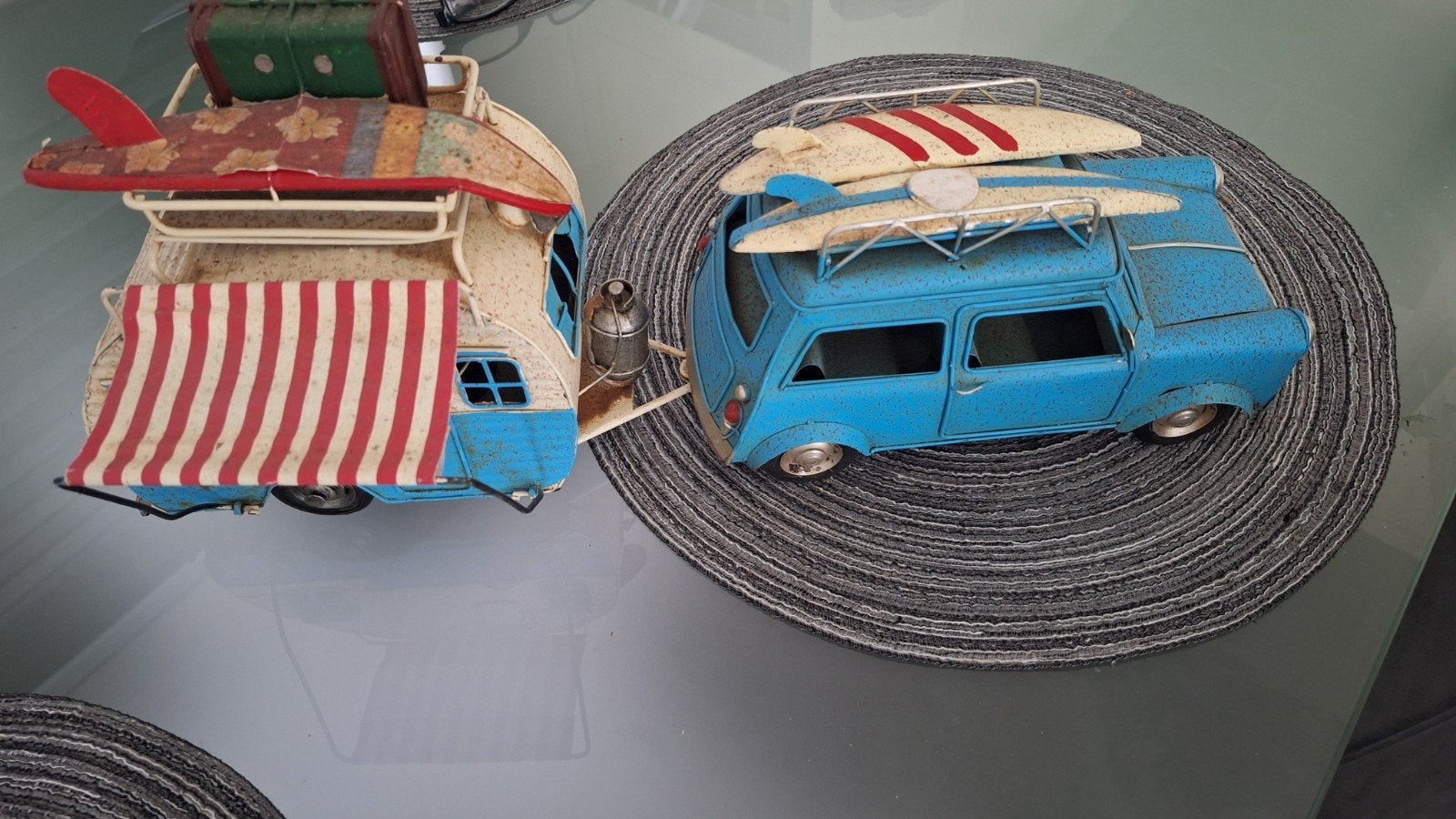 Decoratieve bus en caravan met surfplanken, Ophalen, Auto's