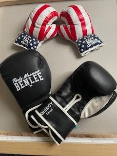 2 paar bokshandschoenen, Sport en Fitness, Ophalen, Zo goed als nieuw, Bokshandschoenen