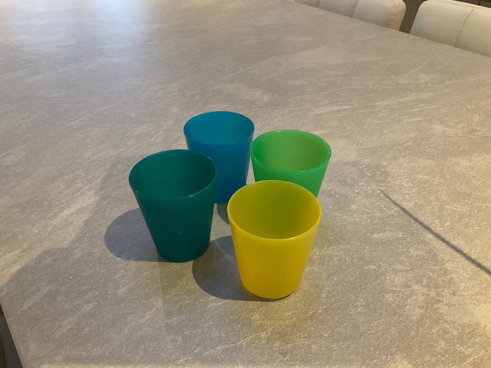 Tupperware bekers en schaaltjes set - Kleurrijk en praktisch, Ophalen, Gebruikt, Overige kleuren, Beker of Kan