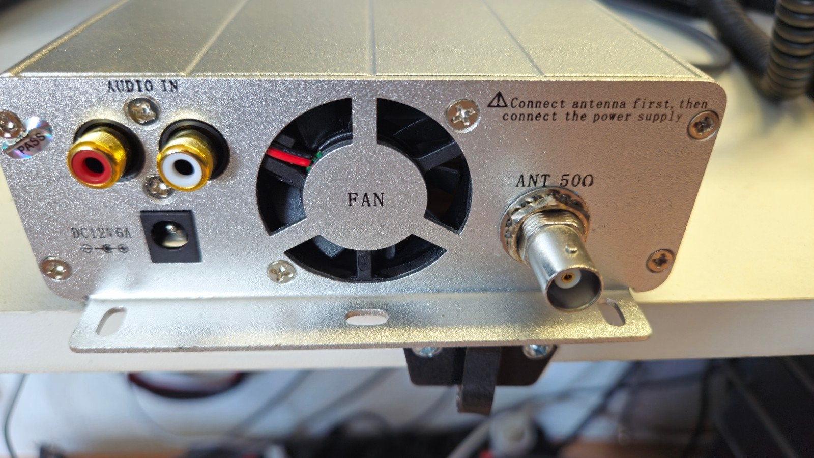 Foto 2 van FM Zender - 3W (L) / 15W (H) - Perfect Werkend