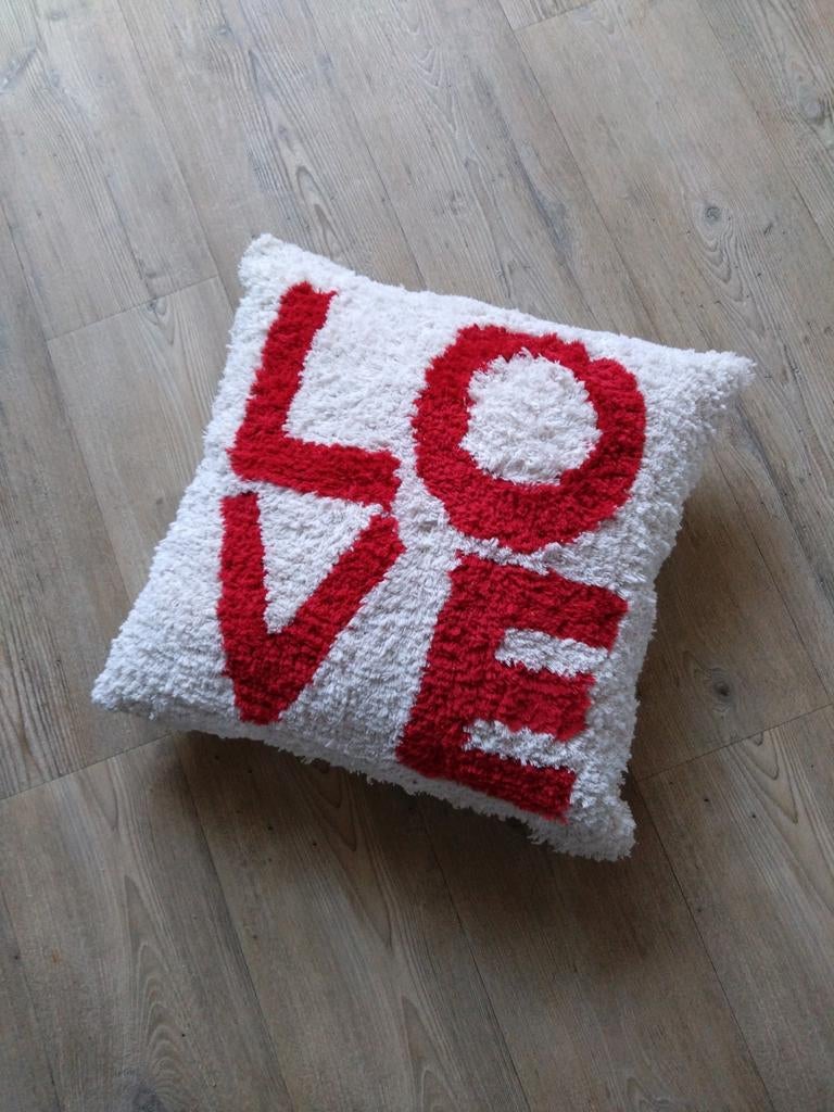 Wit kussen met rode 'LOVE' tekst, Huis en Inrichting, Woonaccessoires | Kussens, Ophalen, Nieuw, Wit, Vierkant