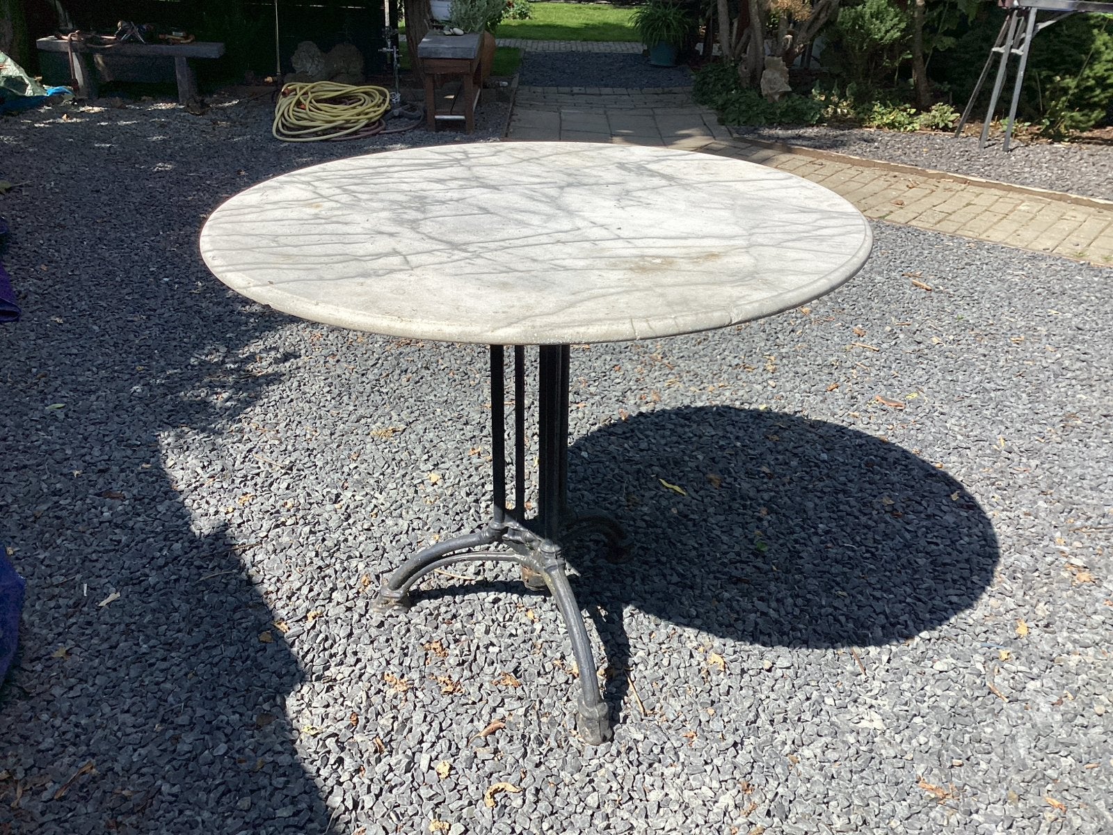 Vintage tuintafel met marmeren blad en gietijzeren voet, Antiek en Kunst, Ophalen
