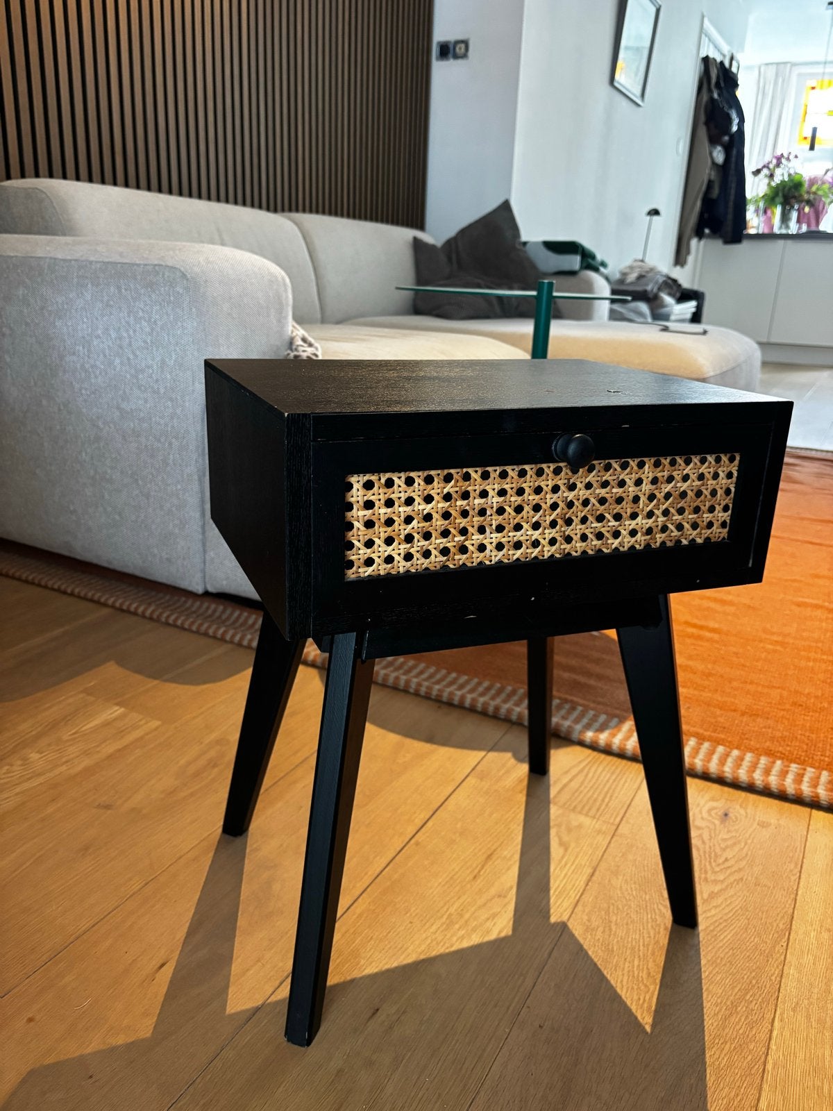 Stijlvol zwart nachtkastje met rotan ladefront, Ophalen, Minder dan 45 cm, 55 tot 70 cm, Zo goed als nieuw