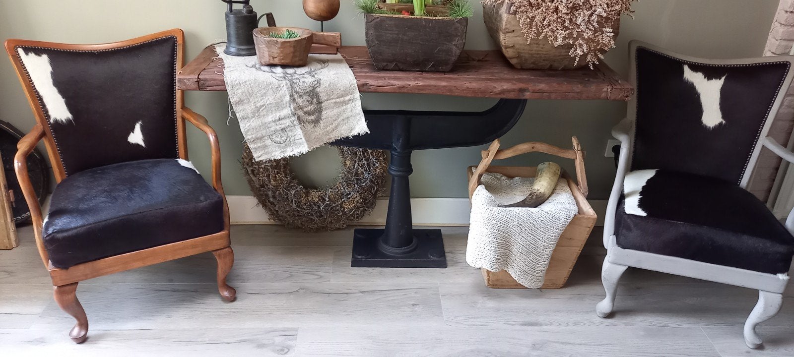 2 st fauteuil met koeienhuid bekleding, Zo goed als nieuw, Stoel, Hout, Ophalen