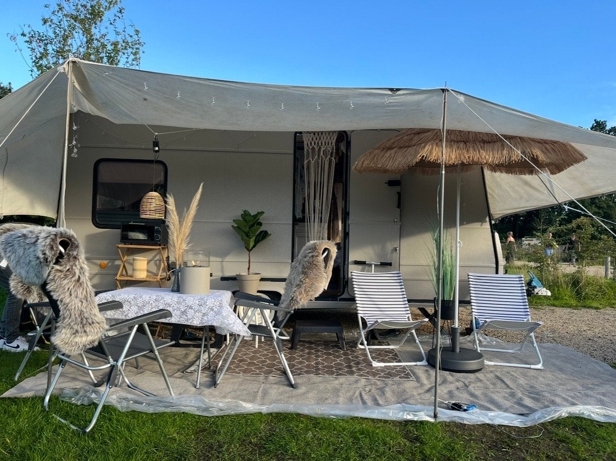 Burstner caravan. Opgeknapt in ibiza vibe, Caravans en Kamperen, Caravans, Particulier, Bürstner, 4 tot 5 meter, Fietsenrek