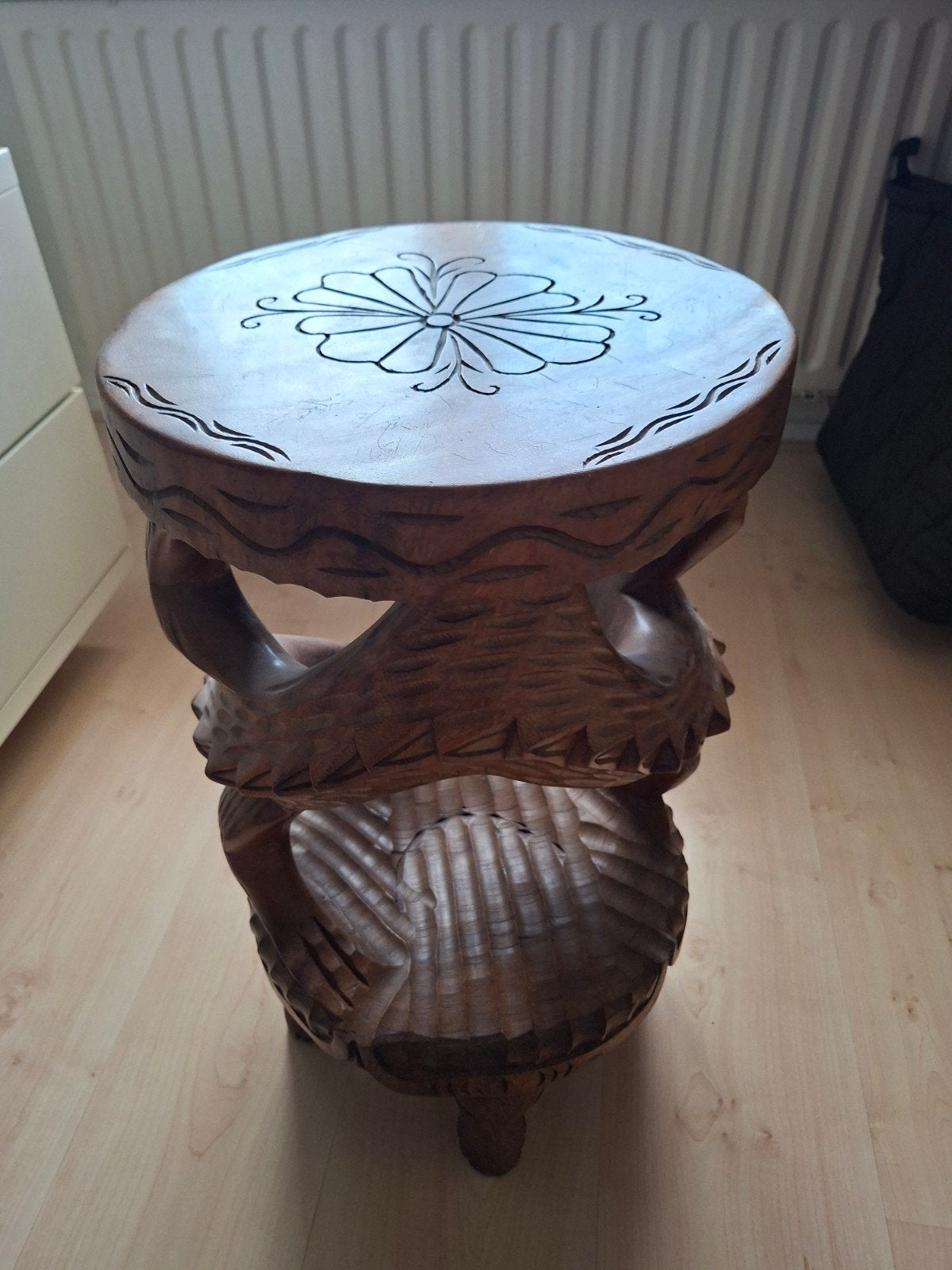 Houten gesneden bijzettafel, Ophalen, Minder dan 55 cm, Rond, Indonesisch